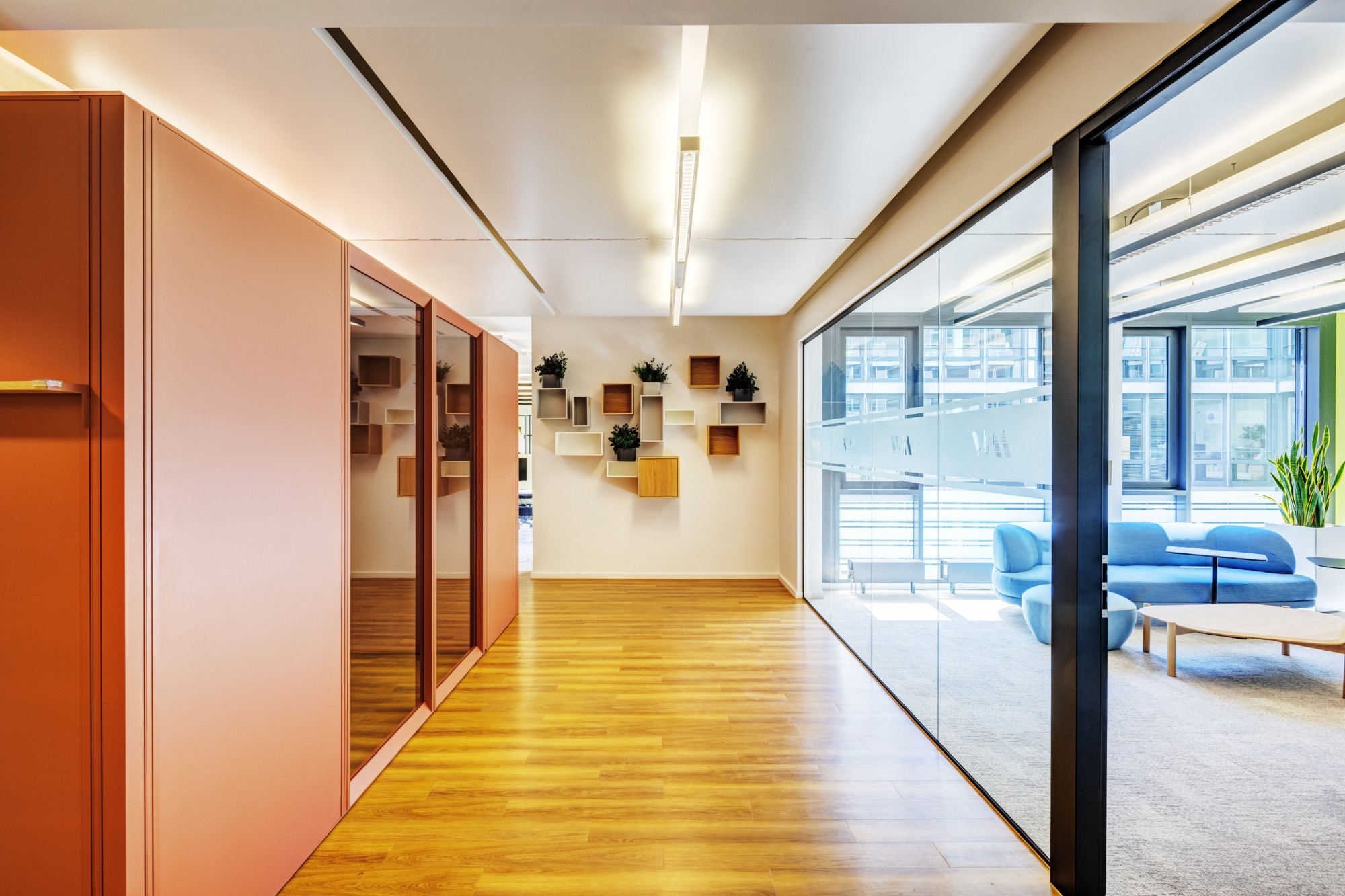 Flur mit Telefonboxen und Loungebereich
