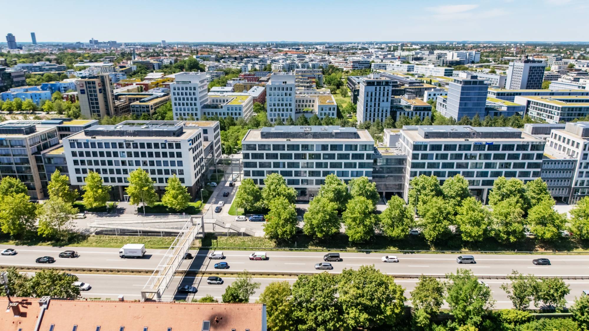 Luftbild des Ensembles an der A9 mit den Gebäuden B.ORANGE, B.BLUE und B.GREEN