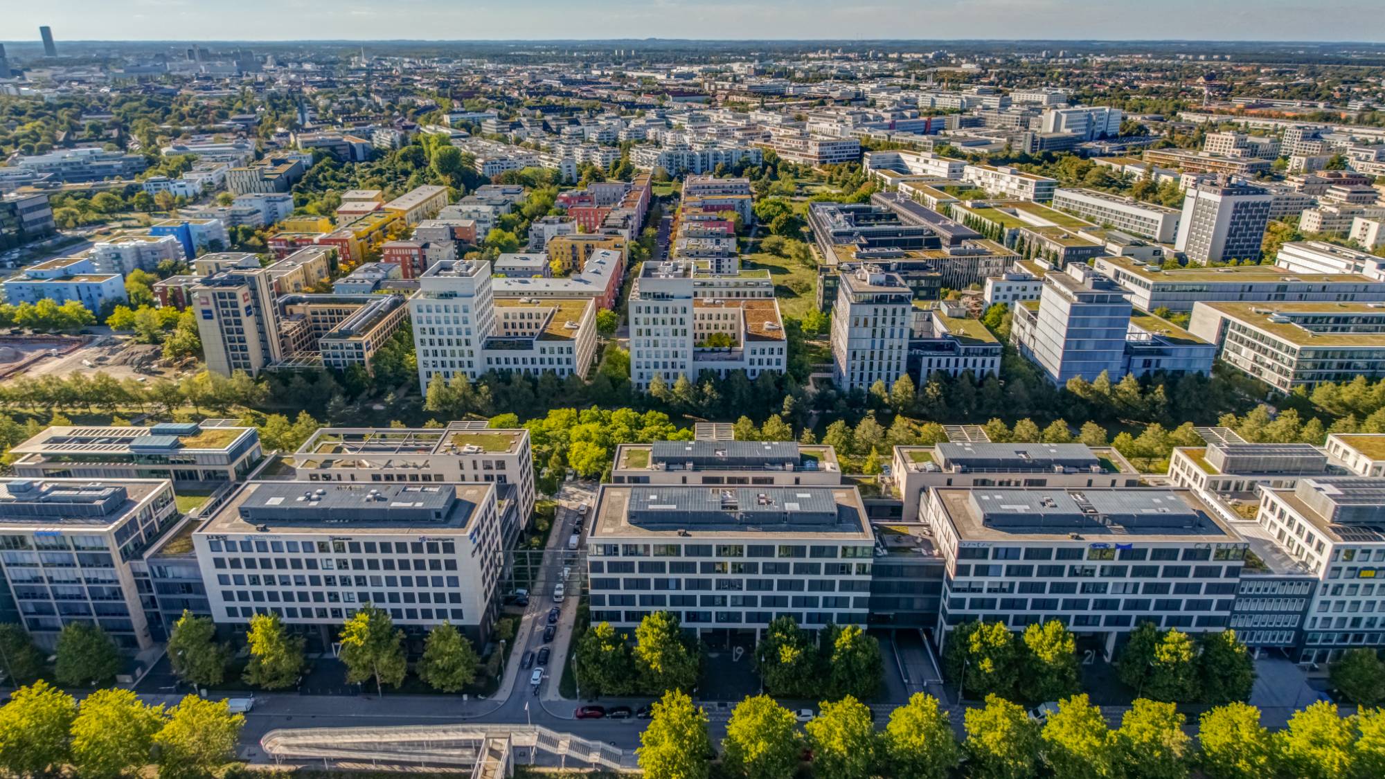 Das Ensemble TECH DISTRICT SCHWABING an der A9 mit B.ORANGE, B.BLUE und B.GREEN
