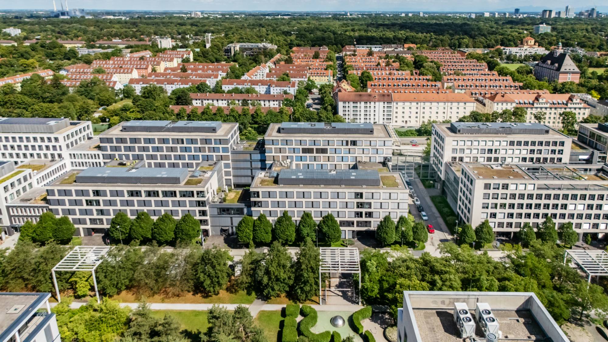 Gebäuderückseite mit Grünzug